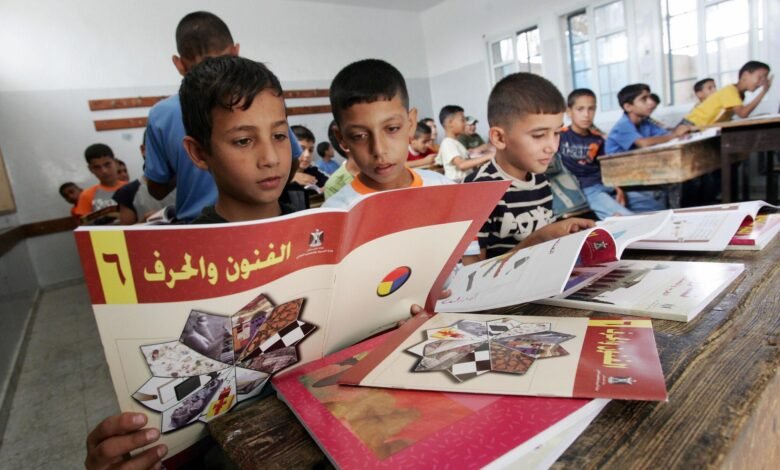 العام الدراسي بلا كتب.. السلطة تعجز عن توفير أبسط مستلزمات التعليم