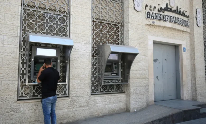 وثائق تكشف تفاصيل جديدة عن تجميد حسابات في بنك فلسطين بغزة