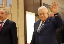 دويتشه فيله: عباس يواصل تكريس الحكم بالمراسيم الأحادية