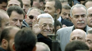 إحالة سلطان أبو العينين إلى التقاعد تفتح ملف علاقة عباس بقيادات فتح وإقصاء المخالفين